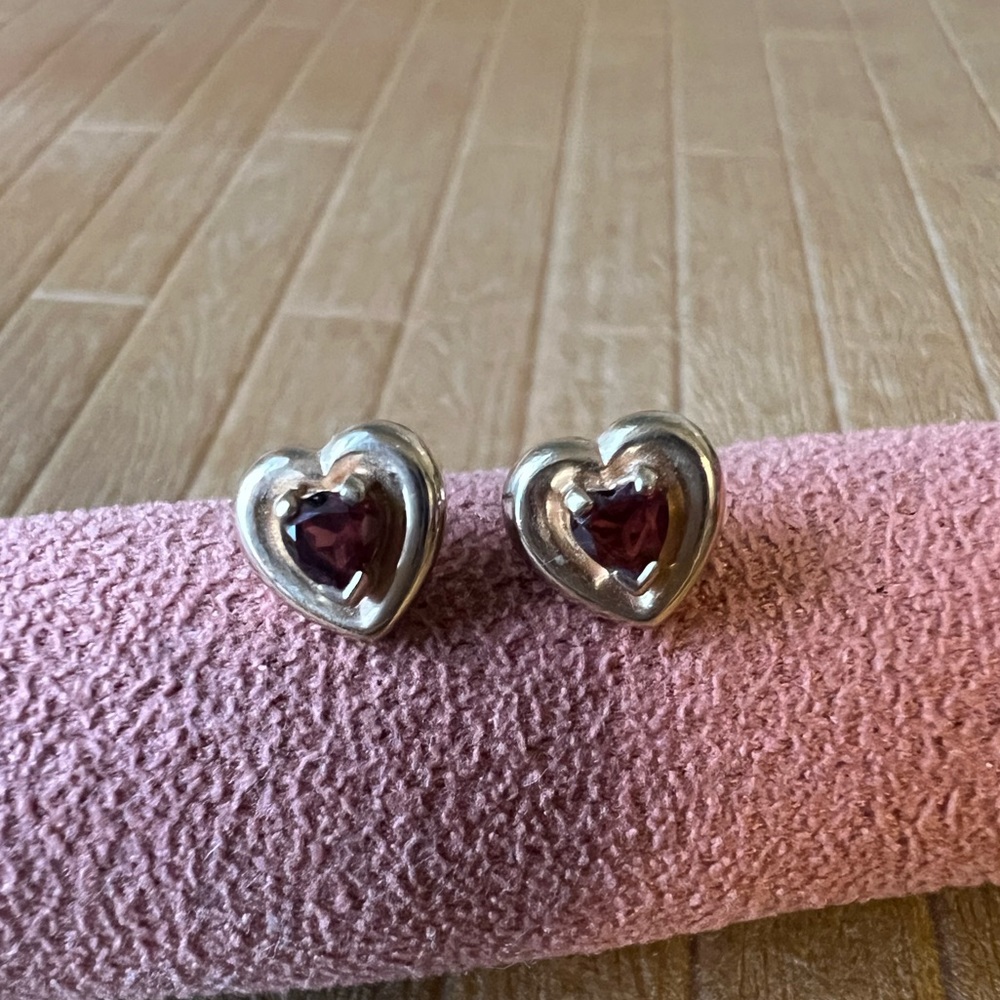 James Avery Rare Retired 14kt Garnet heart stud screw back earrings!